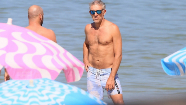 DOK ONA CVETA, ON PROPADA Šokantne fotografije poznatog glumca koji se raspada nakon raskida!