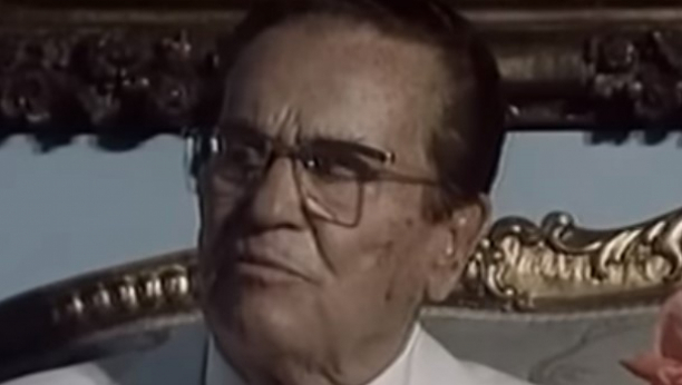 Tito i pionirka